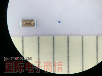 村田制作所(Murata)的標(biāo)準(zhǔn)電感(regular inductor , 尺寸1.0×0.5mmm)。右圖是薄膜電感，尺寸僅0.25×0.125mm。