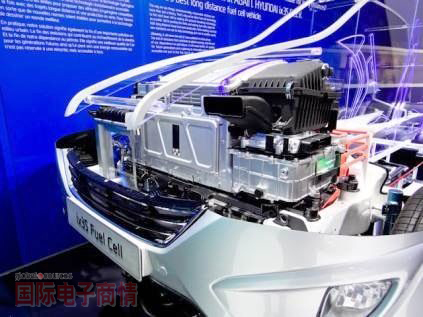 2012年度巴黎車展:韓國(guó)車廠Hyundai的ix35 Fuel Cell是以氫燃料電池為動(dòng)力，將氫轉(zhuǎn)換成電力供應(yīng)至電動(dòng)馬達(dá)，所產(chǎn)生的物質(zhì)只有水