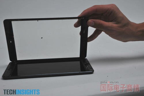 拆解iPad mini 覆蓋著LCD顯示器的觸控屏幕玻璃